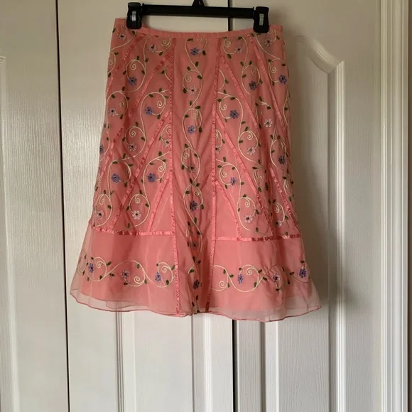 Q.U.E. Skirt - Picture 1 of 4